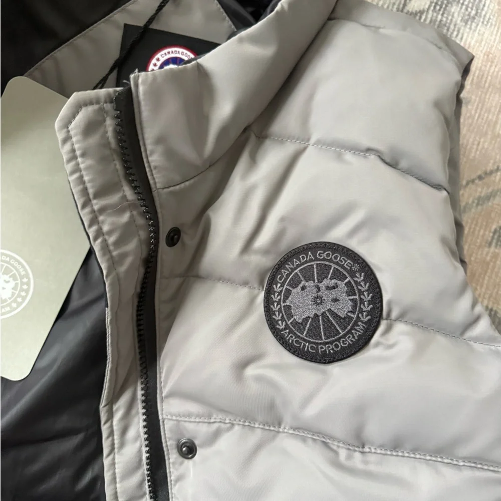 Canada Goose Light Grey canvas Puffer Vest with black Logo Patch - Picture 3 of 10